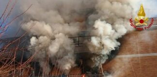 Incendio in una palazzina a Ciampino, un ferito e alcuni intossicati
