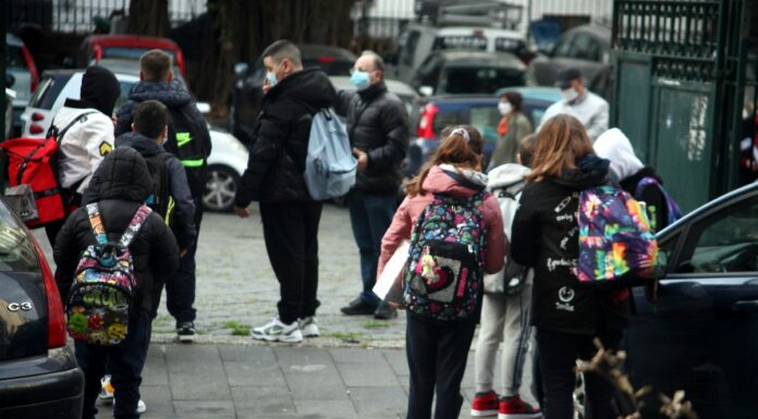 Tar Campania sospende l’ordinanza di De Luca, scuola torna in presenza