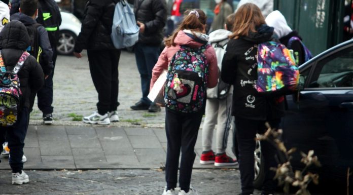 Tar Campania sospende l’ordinanza di De Luca, scuola torna in presenza