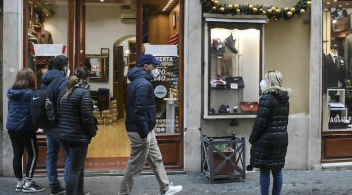 Consumi, +5,1% nel 2021 ma preoccupa il turismo