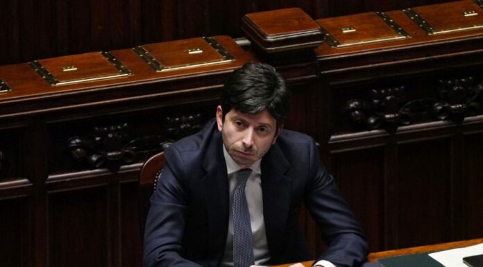 Speranza “10% non vaccinati comporta 2/3 ingressi in terapie intensive”