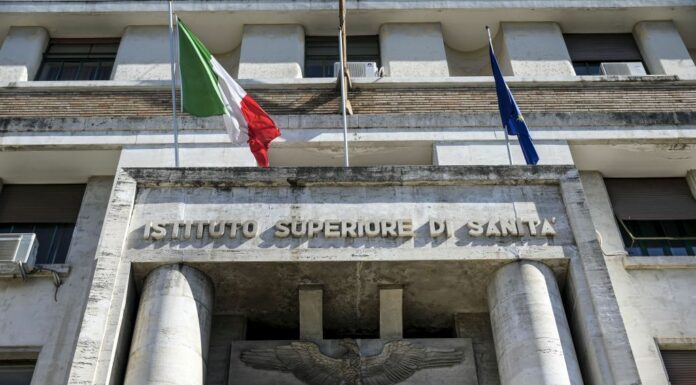 Covid, Iss “La sorveglianza deve includere tutti i positivi”