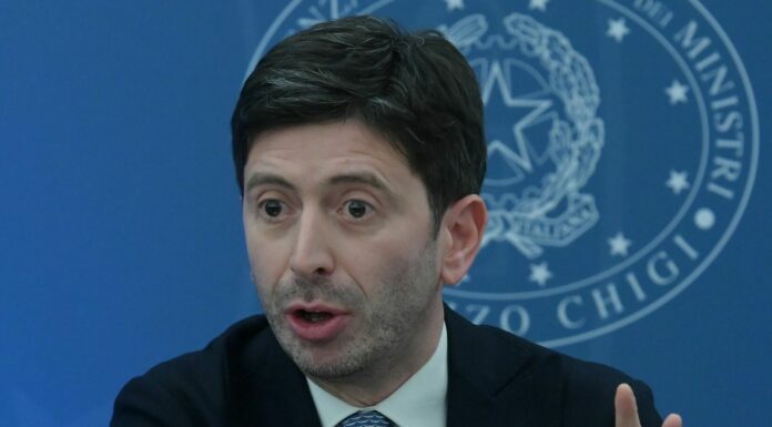 Covid, Speranza firma ordinanza su stop misure restrittive per Sudafrica