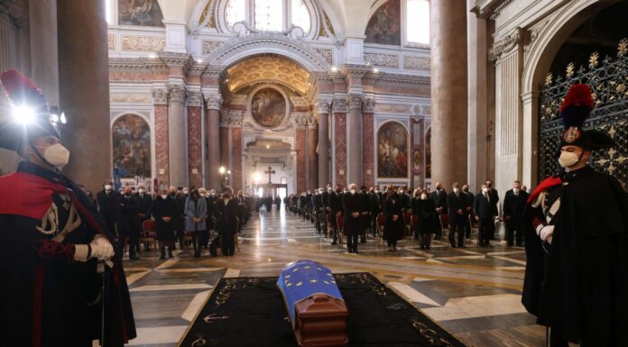 L’ultimo saluto a Sassoli, la moglie “Vita bella finita troppo presto”