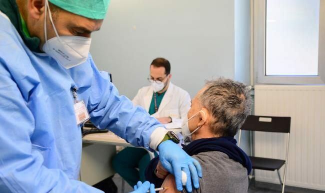 Vaccino, nell’ultima settimana oltre 4,5 milioni di somministrazioni