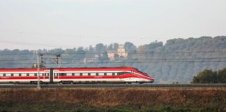 Accordo Ferrovie-Tim per potenziare internet in treno