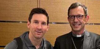 Consegnata a Messi maglia Athletica Vaticana con dedica Papa