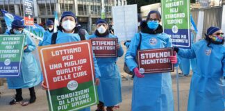 Sciopero infermieri, a Milano protesta sotto al Pirellone