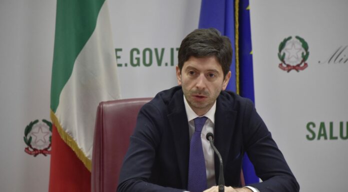 Covid, Speranza “Vaccini decisivi per contrastare Omicron”