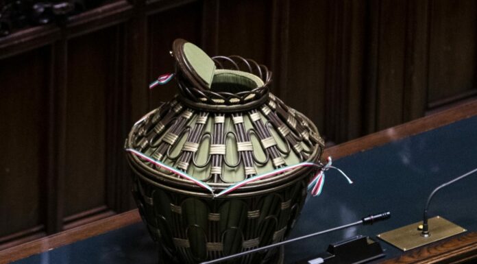 Quirinale, sesta fumata nera, si tratta su un presidente donna