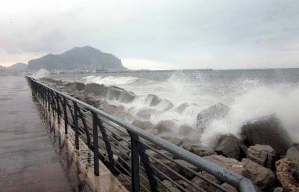 Maltempo e disagi in Sicilia, interrotti collegamenti con le Eolie