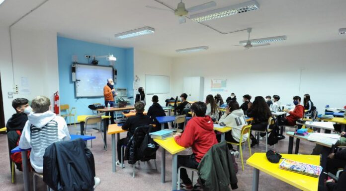 Scuola, crescono tecnici e professionali ma 56,6% sceglie i licei