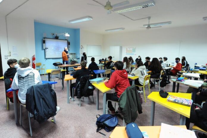 PRIMO GIORNO DI SCUOLA DOPO LE VACANZE NATALIZIE AL LICEO SCIENTIFICO GAETANO SALVEMINI