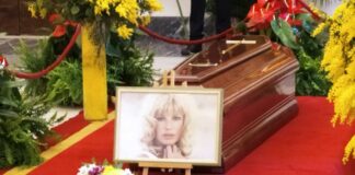 Monica Vitti, omaggio alla camera ardente tra mimose, foto e video