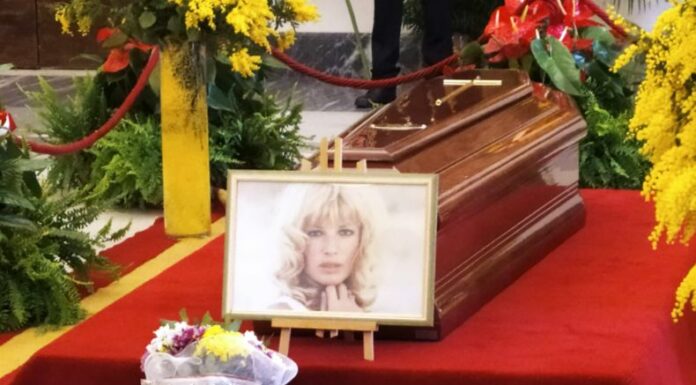 Monica Vitti, omaggio alla camera ardente tra mimose, foto e video