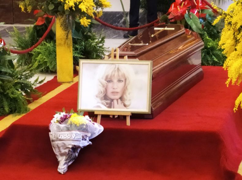 Monica Vitti, omaggio in camera ardente tra mimose, foto e video