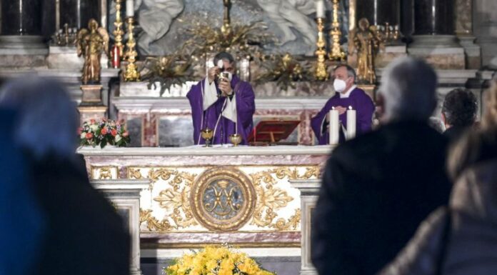 Monica Vitti, l’addio a Roma tra fiori gialli e lunghi applausi