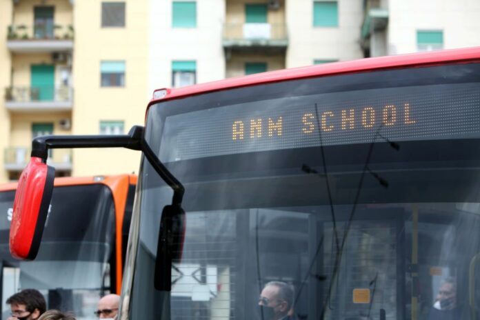 BUS DI ANM NAPOLI IN PIAZZA GARIBALDI