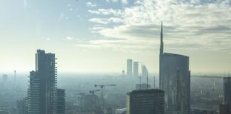 Uno studio, lo smog aumenta il rischio di mortalità da Covid