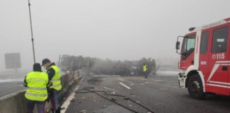 Cisterna a fuoco su A1 vicino a Lodi, un ferito