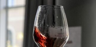 Vino, Europarlamento cancella il riferimento al cancro dalle etichette