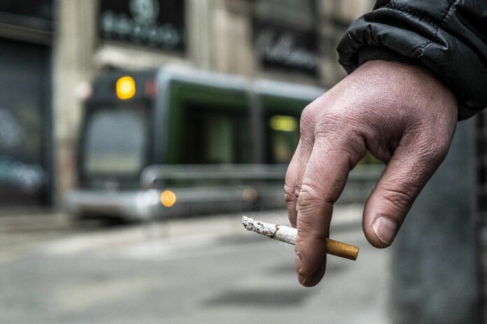 A MILANO ARRIVA IL DIVIETO DI FUMO ALL'APERTO, STOP ALLE SIGARETTE NEI PARCHI E ALLE FERMATE DI BUS E TRAM
