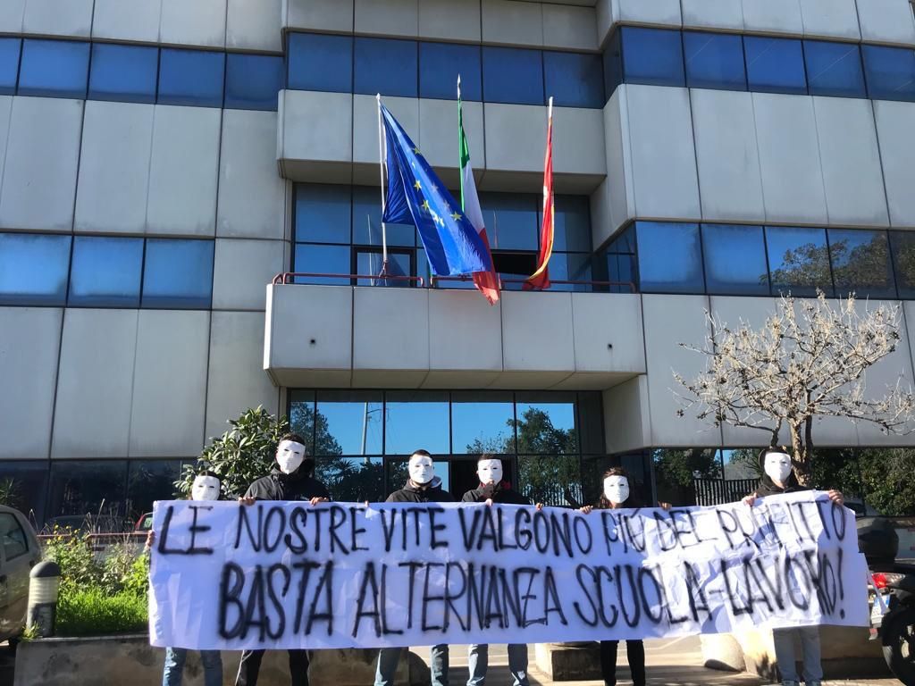 Studenti in piazza a Palermo, occupato Provveditorato