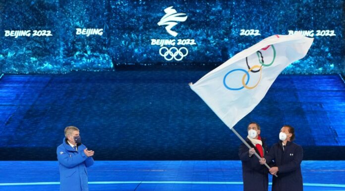 Pechino saluta i Giochi invernali, bandiera a Milano-Cortina 2026