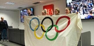 Arriva la bandiera olimpica, inizia la corsa verso Milano-Cortina 2026