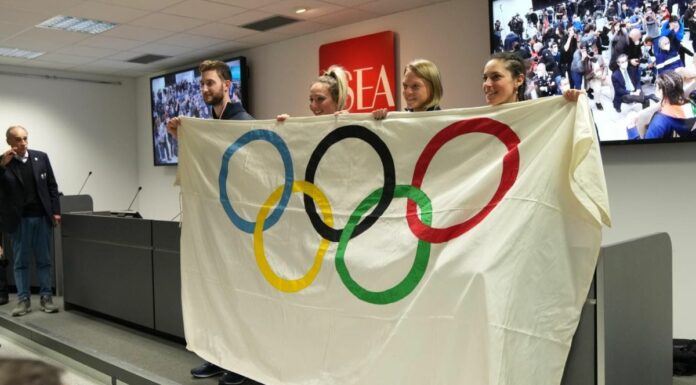 Arriva la bandiera olimpica, inizia la corsa verso Milano-Cortina 2026
