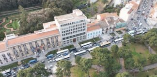 Cento bus turistici protestano a Palermo, bloccato il centro