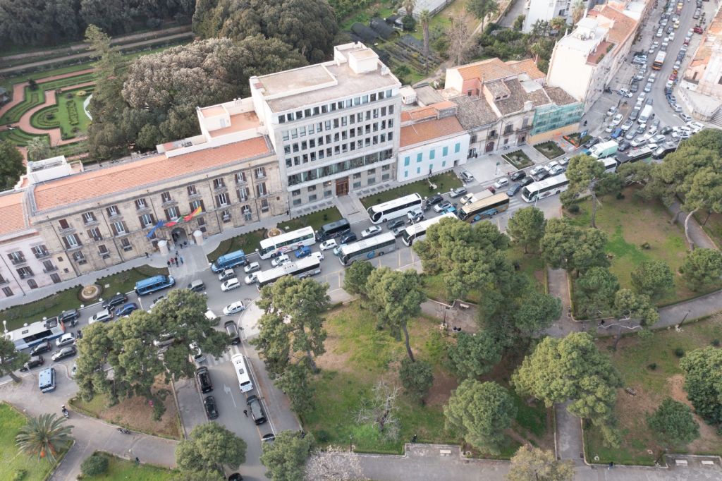 Cento bus turistici protestano a Palermo, bloccato il centro