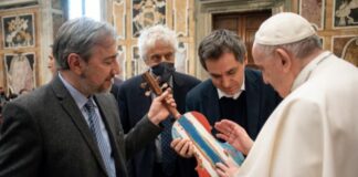 Con il progetto “Metamorfosi” i barconi dei migranti diventano violini