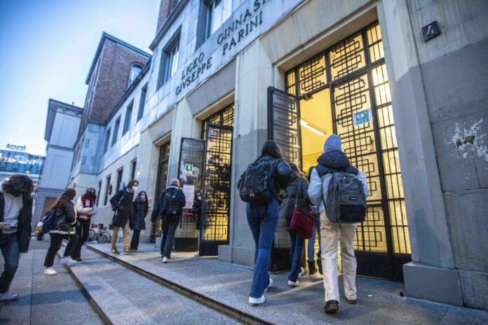 MILANO APERTURA SCUOLE STUDENTI STUDENTE ZAINI ZAINO INGRESSO LICEO PARINI