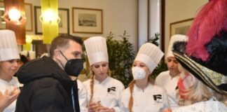Venezia, le Marie del Carnevale in cucina con gli studenti