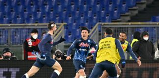 Il Napoli piega la Lazio allo scadere e aggancia il Milan