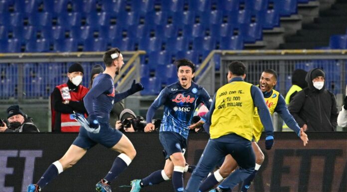 Il Napoli piega la Lazio allo scadere e aggancia il Milan