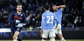 Il Napoli piega la Lazio allo scadere e aggancia il Milan