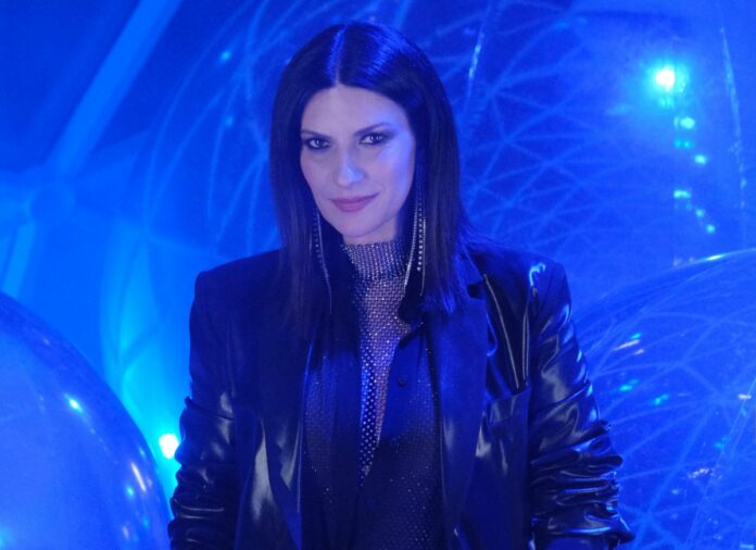 Laura Pausini. Total look Alberta Ferretti