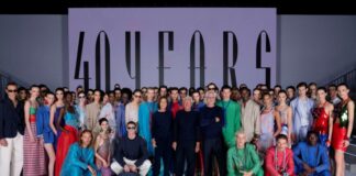 Armani invita i dipendenti alla sfilata di Milano