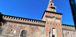 Emergenza vento a Milano e in Brianza, danni al Castello Sforzesco e alla stazione centrale