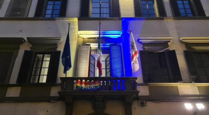 Toscana, Palazzo Pegaso illuminato di giallo e blu per l’Ucraina