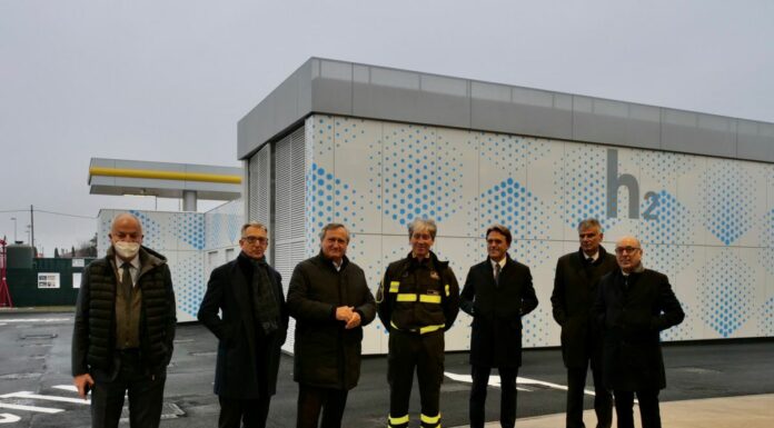 Sindaco visita primo distributore Enistation di idrogeno a Mestre