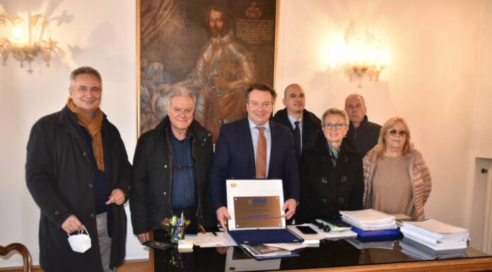 Anla Fincantieri dona alla città un Seabin mangia plastica