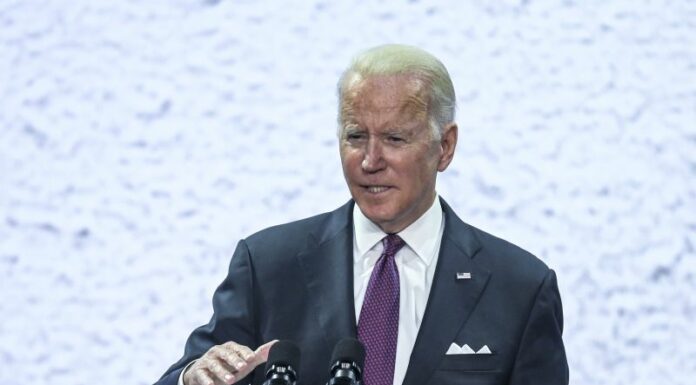 I paracadutisti arrivano a Kharkiv. Biden “Putin pagherà un prezzo alto”