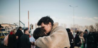 Ucraina, sui media la guerra “spegne” la pandemia