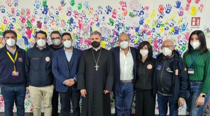 Covid, Vescovo di Palermo visita l’hub vaccinale della Fiera