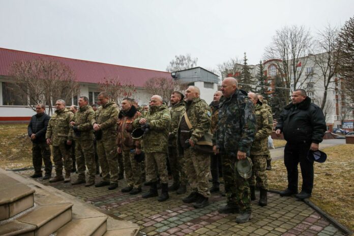 BENEDIZIONE DI UN GRUPPO DI VOLONTARI DELL’ESERCITO UCRAINO PRIMA DELLA PARTENZA VERSO IL FRONTE