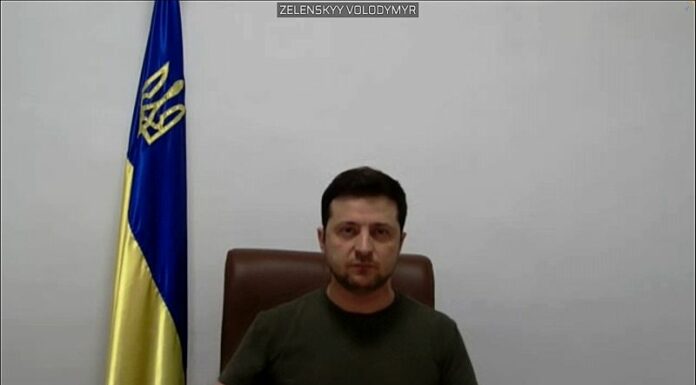 Zelensky: “Continuiamo a combattere, russi pronti a bombardare Odessa”