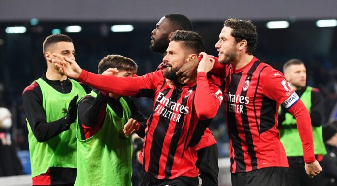 Giroud decide la sfida a Napoli, Milan in vetta alla classifica